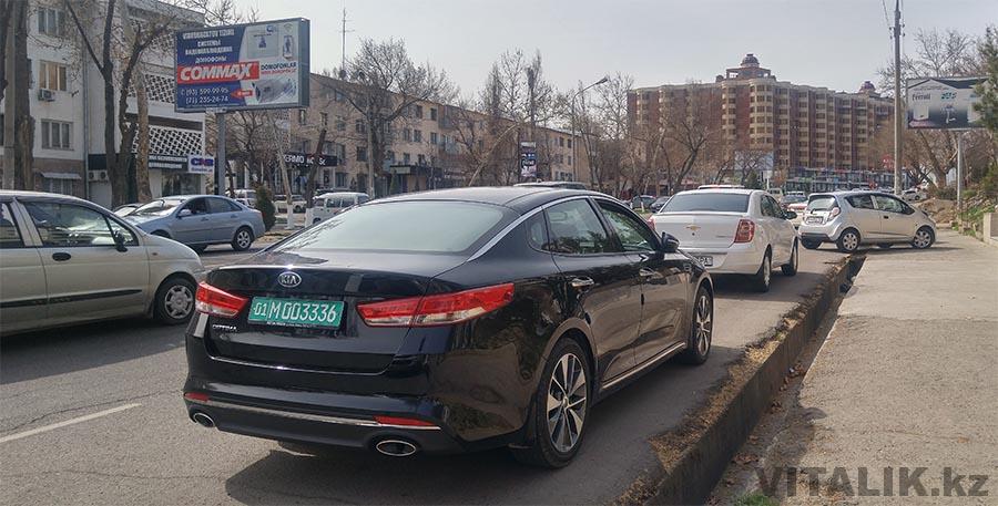 BMW на дипломатичних номерах і ташкентською вулиці