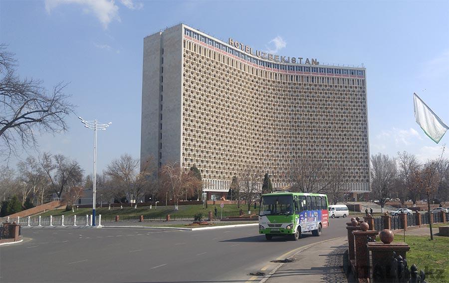 Будівля Toshkent Davlat Yuridik Universiteti   Готель «Узбекистан» і міський автобус