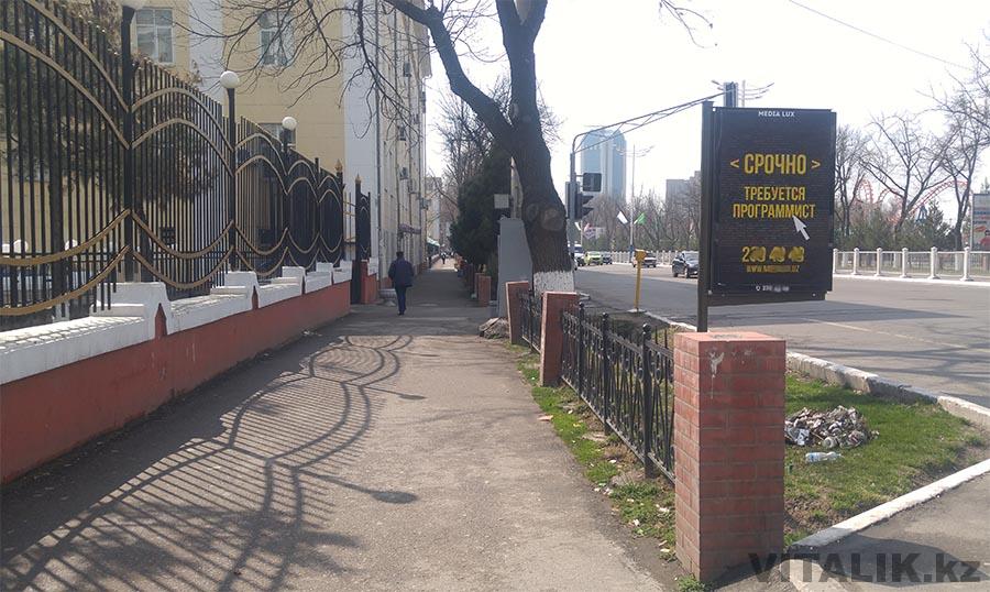 Композиція з чистим узбецьким тротуаром, основне місце в якій займає урна