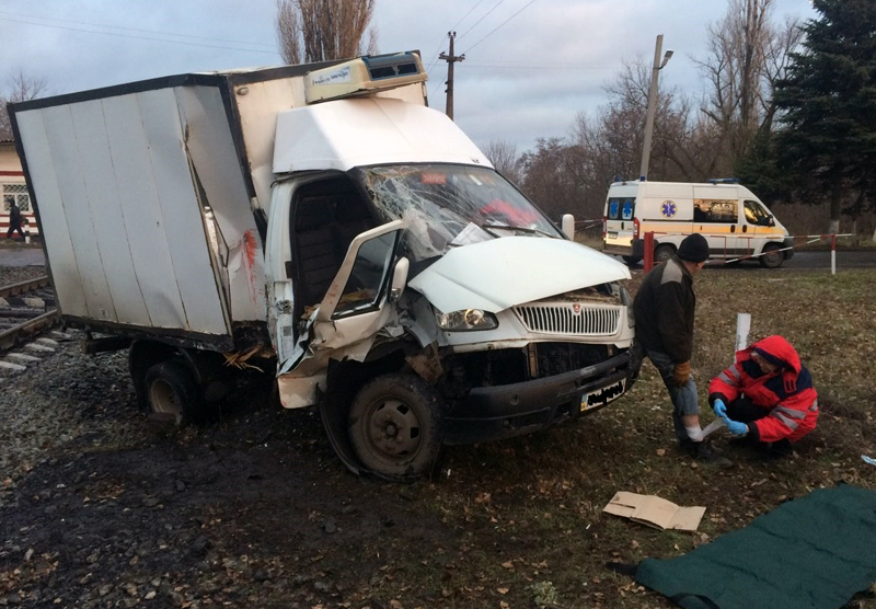 У Донецькій області на залізничному переїзді в Покровському районі автомобіль Газель потрапив під локомотив