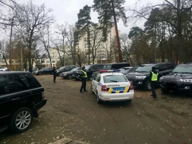 Крім того варто зазначити, що в мережі оприлюднили фотографії з місця зустрічі кримінальних авторитетів в Пущі-Водиці, куди навідалися київські поліцейські