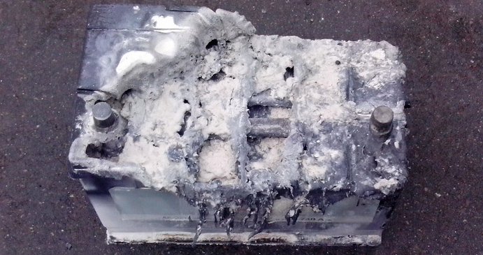 Процес зарядки може викликати піноутворення на поверхні акумулятора і його вибух при підключенні до бортової системи автомобіля