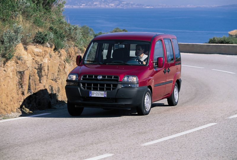 Фіат Добло, куди можна віднести відомі Fiat Doblo Panorama і Fiat Doblo Cargo, є багатофункціональним п'ятимісцевим або семимісцевим фургоном підрозділу М, відповідним для перевезень немаленькою сім'ї або вантажів в комерційних цілях