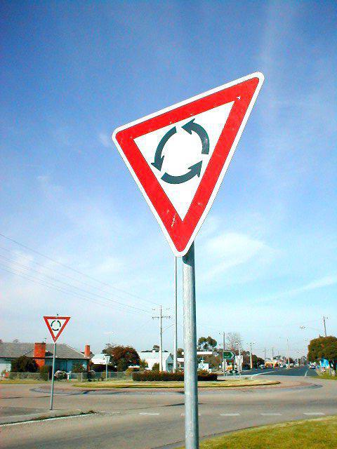 Найчастіше на кільцевих перехрестях стоїть дорожній знак із значенням Поступися дорогою