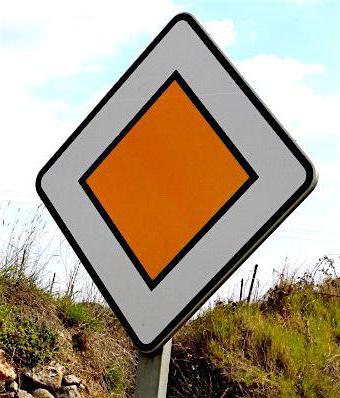 Як перетинати кільцевої перехрестя, якщо на ньому встановлений знак Головна дорога і знак Круговий рух