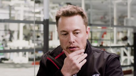 У листопаді минулого року відомий робити Ілон Маск повідомив в своєму Twitter, що на майбутньому електрокарі   Tesla Model 3   будуть встановлені сонячні панелі