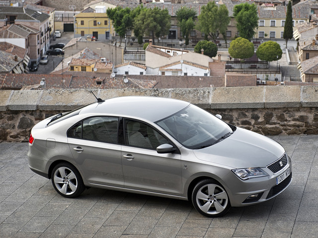 З осені цього ж року до російських дилерам надходять перші екземпляри «нового» SEAT Alhambra, що вийшов на європейський ринок ще в 2010 році