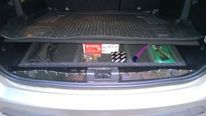 Примірка ящика в багажнику
