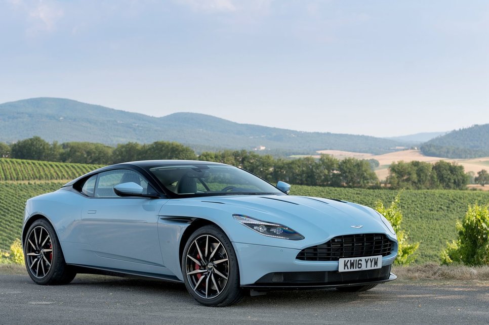 Тоді як багато автомобільних компаній об'єднуються в альянси для випуску масових моделей, створюють спільні платформи, силові агрегати, та й по дизайну часом відрізняються тільки емблемою і обробкою, британці з Aston Martin розробили власний мотор V12