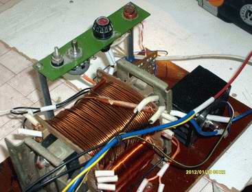 У момент включення реулятора зварювального струму тиристори закриті, а конденсатори С1 і С2 починають заряджатися до досягнення напруги лавинного пробою транзистора, потім транзистор відкривається, і потім відкривається і тиристор, який підрубував навантаження до мережі