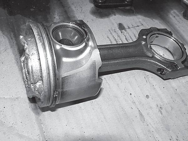 Низька якість шестерних ущільнень редуктора компресора (в ті часи звичні нам гумові сальники були екзотикою, їх роль виконували малоефективні фетрові набивання) часто призводило до потрапляння моторного масла в циліндри і догляду мотора в рознос