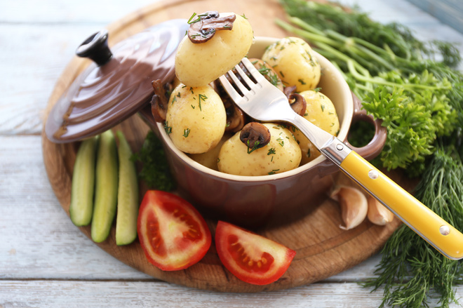 Страви з молодої картоплі: три смачних рецепта   Ми любимо літо не тільки за загар і стильні образи, а й за   сезонні продукти, які з'являються на ринку