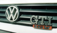 Оформлення інтер'єру VW Golf II здається грубим в першу чергу через масивної передньої панелі прямокутної форми