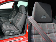 Від простого Golf GTI «35-річна» версія всередині відрізняється лише деталями: логотипами «35» на спинках передніх сидінь та яскраво-червоною прострочкою крісел, керма, чохлів стоянкового гальма і важеля коробки передач