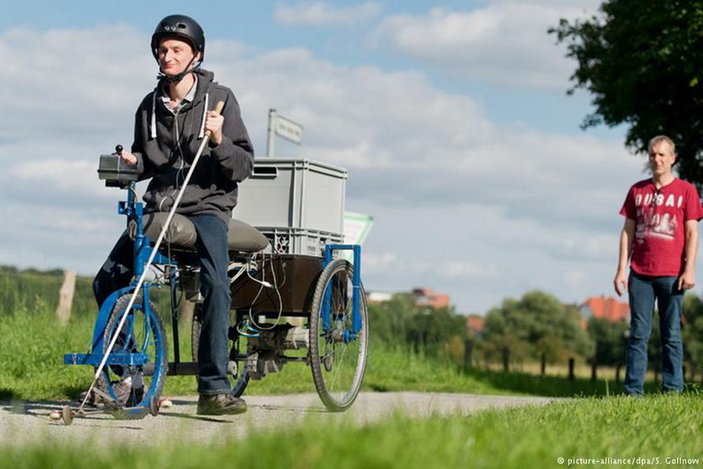 Проектував і будував незвичайний велосипед молода людина з німецького міста Ганновер, повідомляє   DW