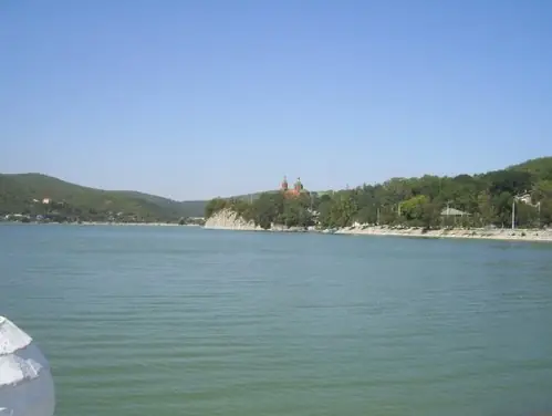 Вид на озеро Абрау і селище