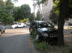 За кермом «JEEP ​​COMPASS», який вчора в центрі Миколаєва під час ДТП врізався в дерево, перебувала 40-річна жінка