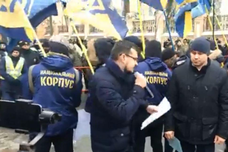 Учасники тримали в руках плакати з написами У відставку губернатора Савченко, Олексій Савченко - вбивця і бандит, а також портрет загиблого Волошина