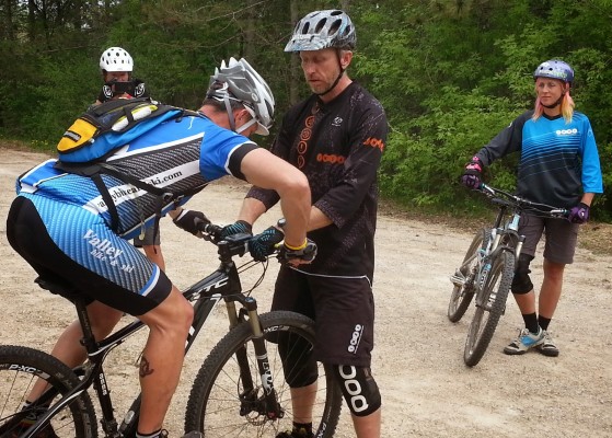 Тренери по гірському велосипеду вважають правило «Легкі руки, важкі ноги» одним з фундаментальних