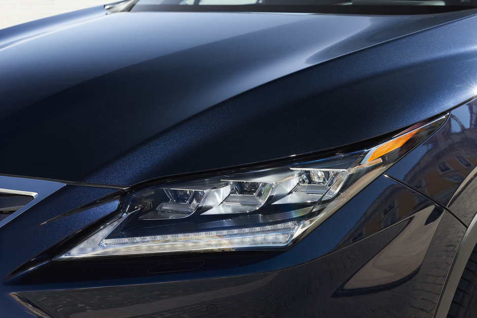 Близький і дальнє світло, ходові вогні, протитуманні фари і поворотники в новому Lexus RX - світлодіодні