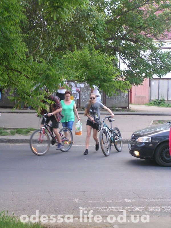 У місті велосипедистів трохи, вони губляться в потоці машин