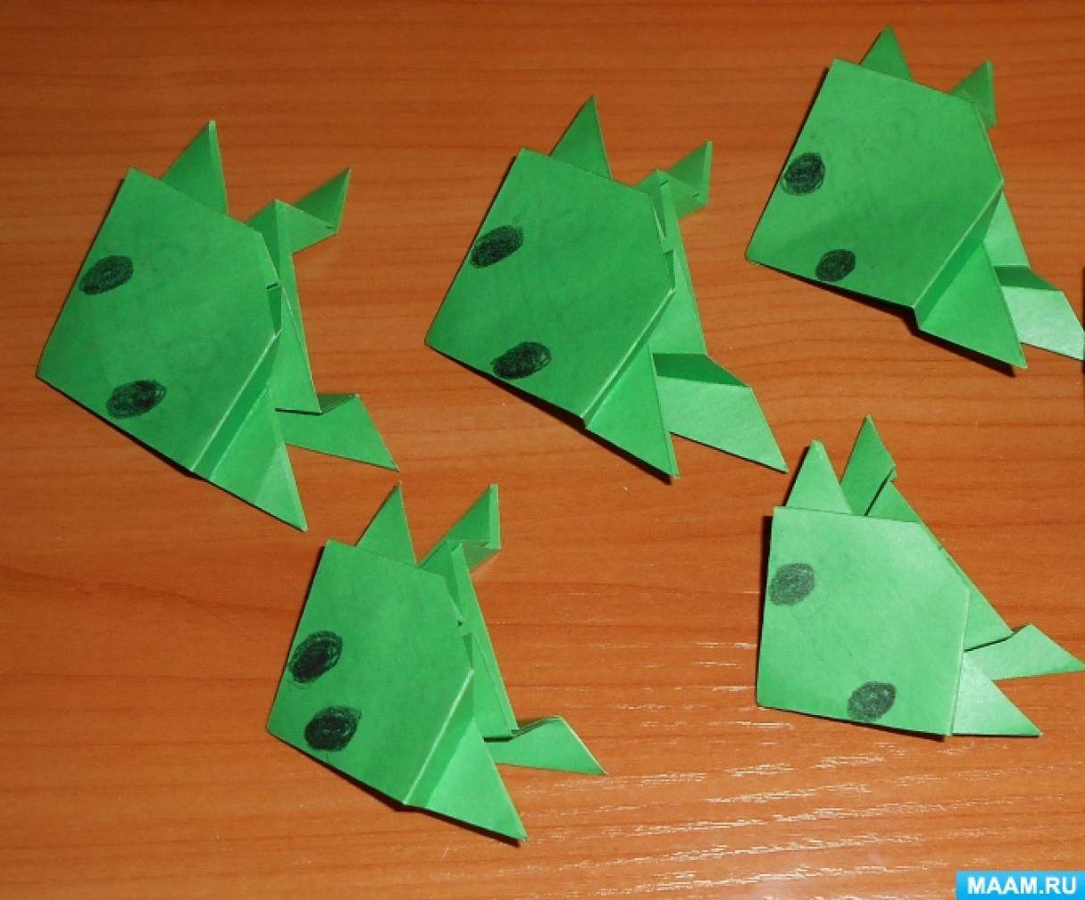Майстер-клас з конструювання з паперу в техніці орігамі «Жаба»   Майстер - клас для дітей середнього дошкільного віку Конструювання з паперу в техніці орігамі «Жаба» Для проведення гри «Жаби» нам потрібні були жаби на кожну дитину