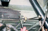 Двома ключами на 10 від'єднуємо важіль приводу регулятора тиску від тяги, з'єднаної з кронштейном балки заднього моста