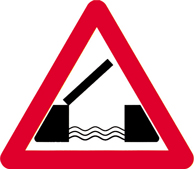 Знак «Розвідний міст» попереджає і водіїв, і пішоходів про те, що попереду знаходиться міст, який розлучається
