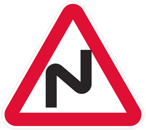 Наступні три знака попереджають водите лей про те, що на дорозі є небезпечні повороти
